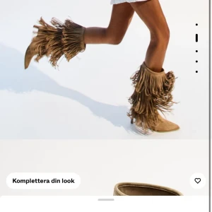 Fransiga beiga mocka boots - Säljer dessa populära frans bootsen med lpg klack! Köpte i fel storlek, jag har 38 och dessa är st 39. Helt nya aldrig använda. 