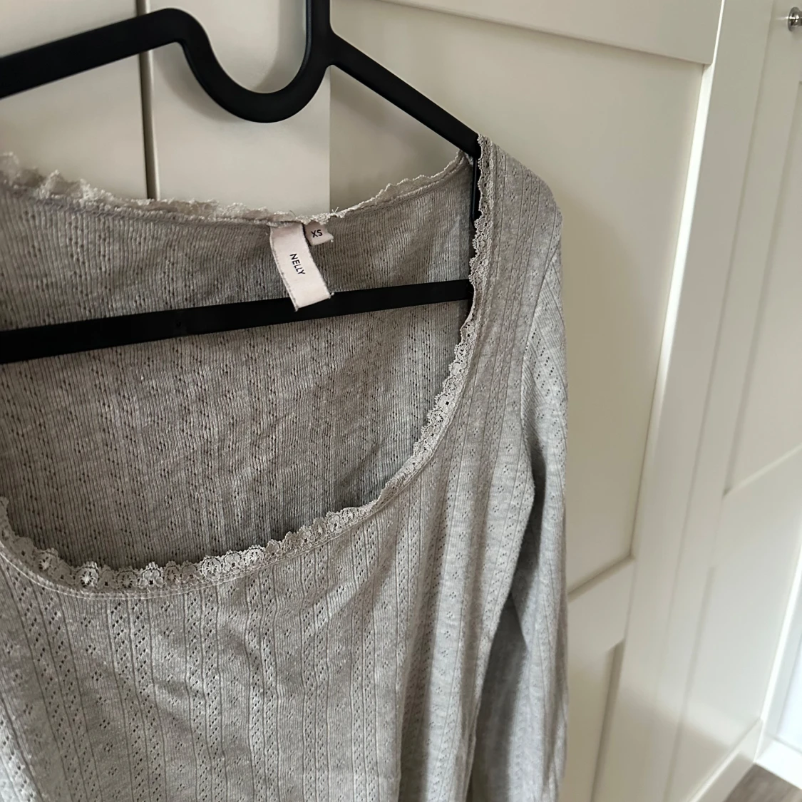 Grå långärmad topp med spets från Nelly  - 1
