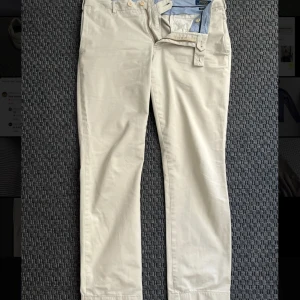 Beige chinos från Polo Ralph Lauren - Snygga beige chinos från Polo Ralph Lauren med klassisk passform. Byxorna är i väldigt bra skick och nya går för runt 2000-2500kr. Passar M och mindre L
