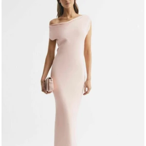 Ljusrosa långklänning med oneshoulder - Reiss loretta klänning nypris 3300kr