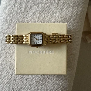 Klocka mockberg - Supersnygg och stilren klocka från mockberg i modellen ”Classic Gold Watch 25 mm”. Säljer då jag planerar på att köpa en ny klocka. Den är i mycket fint skick och använd ett fåtal gånger. Nypris är 1899kr och jag säljer för 1199