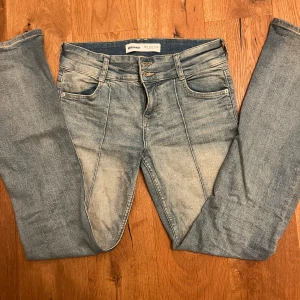 Ljusblå jeansbyxor från Bershka - Jättesnygga och trendiga jeans från bershka med rand. Hör av er vid frågor. Är i storlek 38 men passar även 36😊