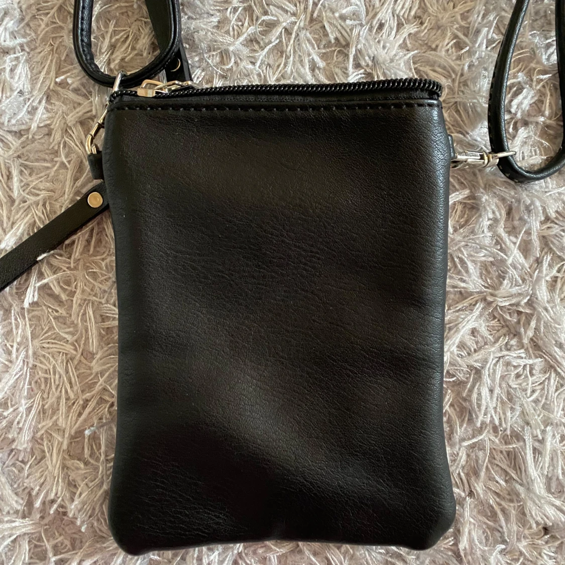 Svart axelväska med dragkedjor - 1