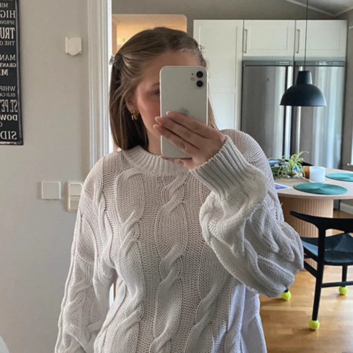 Vit kabelstickad tröja