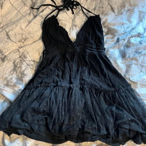 Shein klänning  - (Lånade bilder) Köpt på Plick men säljer då den är för kort på mig.