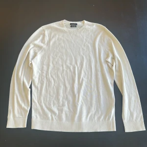 Vit stickad tröja från Massimo Dutti - Säljer en stilren vit stickad tröja från Massimo Dutti i extra fint bomull, storlek:M.  Perfekt för en enkel och stilren look. Använd en gång och fick tyvärr två fläckar vid axeln: inte testat att ta bort. Skick annars 10/10.