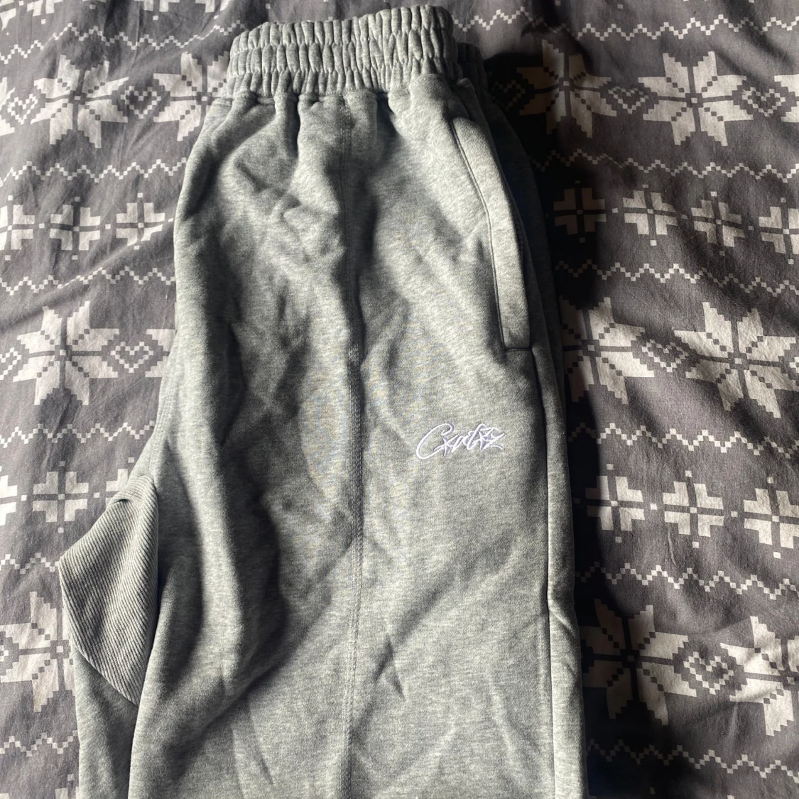 Grå shorts från HMMP med broderad logga - 2