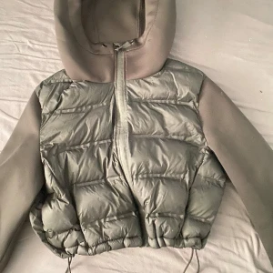 Svart jacka från zara  - Kort jacka från zara. Man kan spänna åt den och den har en luva 