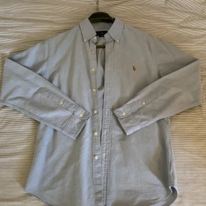 Ralph Lauren skjorta - Ralph Lauren skjorta storlek M.  Knappt anbvänd, nyskick!