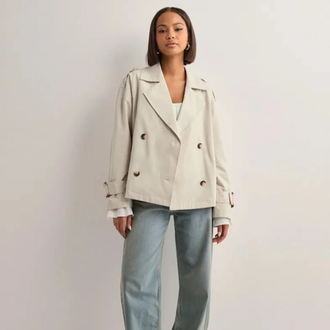 Beige trenchcoat med bälte - 1