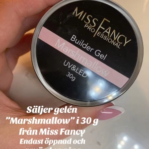 Builder Gel Marshmallow 30g från Miss Fancy - Säljer en builder gel i färgen Marshmallow från Miss Fancy. Gelen är ljusrosa och kommer i en rund burk på 30 gram. Passar för UV & LED-härdning och används för att bygga och förstärka naglar. Endast öppnad och använd 1 gång. Köptes för 329kr.