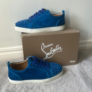 Christian Louboutin Skor - Säljer nu ett par riktigt feta Christian Louboutin   skor perfekt inför sommaren. Skorna har en unik färg som är svår och få tag i och är väldigt sällsynt. Skick 9/10 och använt ett fåtal gånger. Loggan inuti skorna har försvunnit lite men inget man tänker på. Lådan och påsar och allt som ingår följer med(: