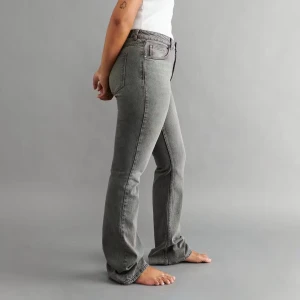 Gina Tricot Full Length Flare Jeans (Petite) - Säljer ett par grå jeansbyxor i Full Length Flare modellen från Gina Tricot med mid waist/high waist. Säljer även de i vit färg. OBS!! Petite längd. 