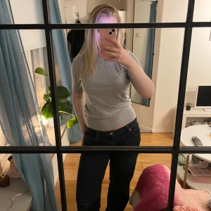 Ljusgrå stickad T-shirt från Zara  - Super söt topp från Zara🩷 i ett skönt och strechigt materal! Fint skick🩷 (vecket på tröjan är från när jag hängde den på tork efter tvätten)