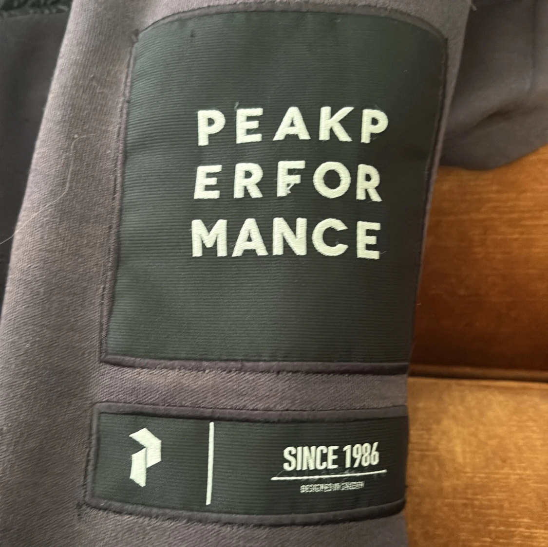 Svart hybridjacka med huva från Peak Performance - 4