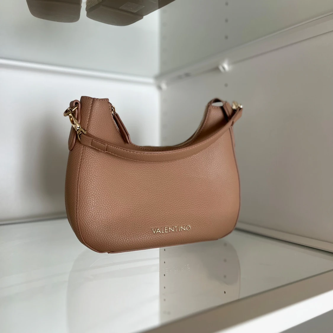 Beige axelväska från Valentino