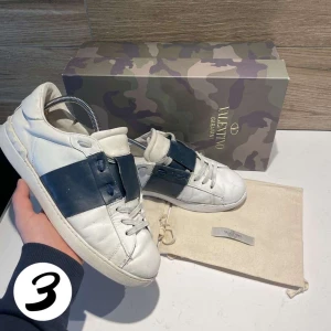 Valentino Opens - Tja! Säljer dessa as feta valentino opens i mörkblå färg. Dem är ganska slitna och har en defekt men inget som märks.💯inget og ingår Storlek 43 men passar 44🔥 Hör av er vid frågor eller intresse./3Wardrobe👍