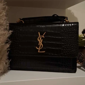 YSL väska - YSl väska har ej kvar kvitto därav pris men det kan diskuteras!!