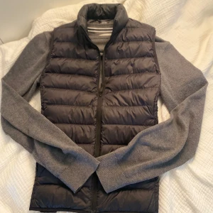 Svart dunväst uniqlo - Storlek XS. Köpt innan sommaren ’24. Nypris 599. Skriv gärna vid frågor eller bud
