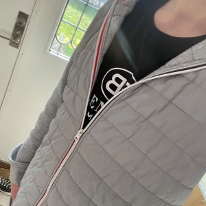 Cardigan från Pier One - PRIS ÄR DISKUTERBART! Snygg grå cardigan jacka med dragkedja och långa ärmar. Jackan har en stilren design med och en praktisk dragkedja framtill. Perfekt för våren som vårjacka och sommarjacka. Märke Pier One.