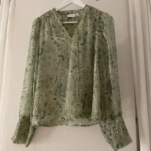 Grön blommig blus från Vila - Fin sommarblus från Vila