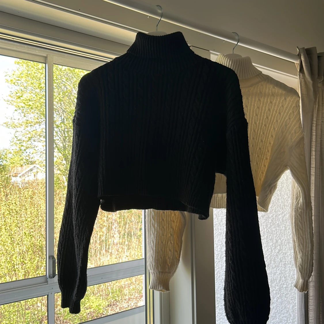 Svart och vit croppad stickad polotröja