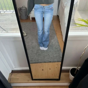 Ljusblå lågmidjade jeans  - Sååå fina lågmidjade jeans. Storlek 26/33 💖💖💖 lite slitna längst ner