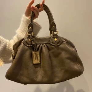 Beige handväska Marc by Marc Jacobs - Beige Marc by Marc Jacobs väska med guld detaljer. Skriv privat för fler bilder! 