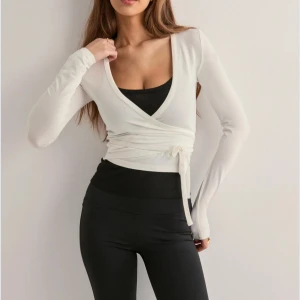 Tie wrap soft top - Slutsåld Tie wrap soft top från Nelly. Aldrig använd. i storlek M men liten i storlek så passar mer som S