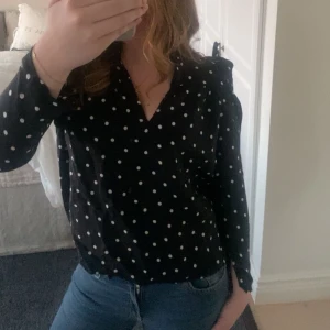 Fin prickig blus! - Jag säljer min fina svarta blus med vita prickar. Blusen är ifrån Kappahl och inte är andvänd alls! Därför jag säljer blusen är för att den inte passar mig! 🥰❤️