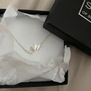 Gulligt fjärils halsband från SNÖ of Sweden - Helt nytt oanvänt silver halsband med två fjärilar, fick på min konfirmation men det är inte helt min stil! Aldrig använt och boxen medföljer! Nypris är 500 så jag går inte under 300