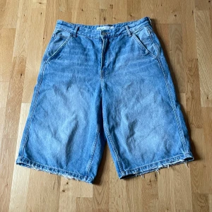 Jorts - As snygga jorts från bershka. De har en snygg och baggy passform och är i väldigt bra skick. ‼️SKICKA PRISFÖRSLAG‼️