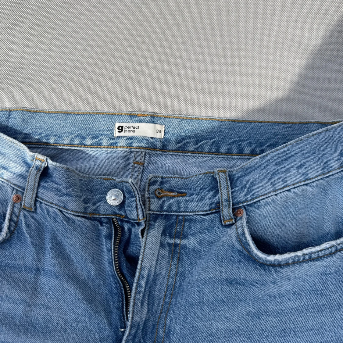 Ljusblå raka jeans med råa kanter - 1