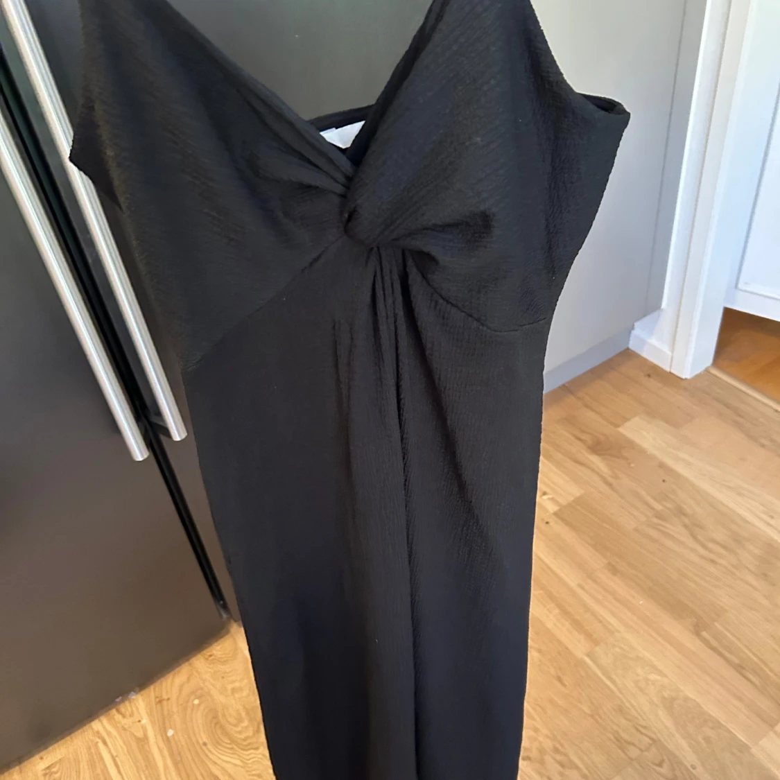 Svart långklänning med rosettdetalj - 1