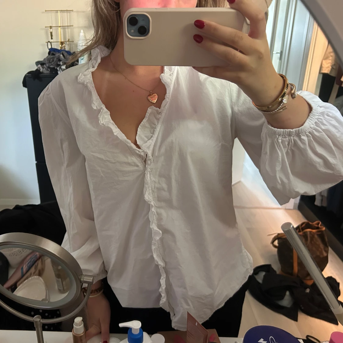 Vit blus med volangkant