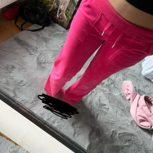Juicy byxor - Snygga hot pink juicy byxor, vet inte exakt vilken färg de är hittade inte den på hemsidan så tror inte den säljs längre💕