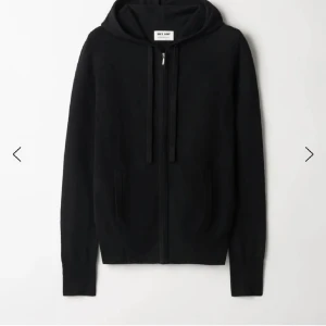 Svart soft goat zip - Kollar intresse på min fina svarta softgoat som inte finns kvar att köpa längre. Storlek s men passar xs lika bra. Använt skick men bra omhändertagen. skriv för frågor, kan gå ner i pris❤️❤️.