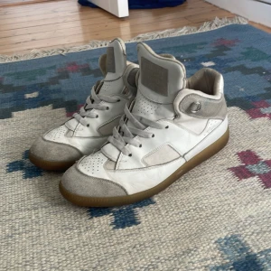 Maison margiela - Otroligt sällsynta maison margiela sneakers från 2009≈. Kunde bara hitta ett likadant par efter mycket letande. Obs detta är inte mm HM collaboration. Vet inte riktigt vad de är värda, de har defekter som går att fixa. Du hittar inte dessa ofta och de är en av dom snyggaste margiela sneakers. Skorna har inget speciellt namn till skillnad från andra margielas