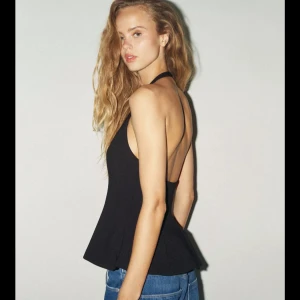 Svart halterneck topp - Säljer en svart halterneck topp med öppen rygg och utsvängd nederdel från Zara🤍 Toppen är större i storleken, M passar bättre på en storlek S! Den är endast provad så alltså helt ny med prislappen kvar!🤍 obs! Skriv innan ni vill köpa!