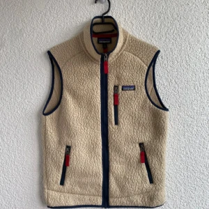Patagonia fleeceväst, beige - Storlek S, Mått: Bröst - 51cm, Längd - 63cm.  Alla frågor i privata meddelanden.