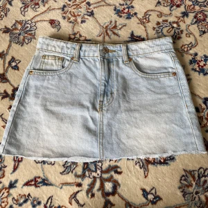 Ljusblå jeanskjol  - Jättefin jeans kjol från don’t think twice. Använd fåtal gånger, skriv gärna för fler bilder!☺️pris kan diskuteras 