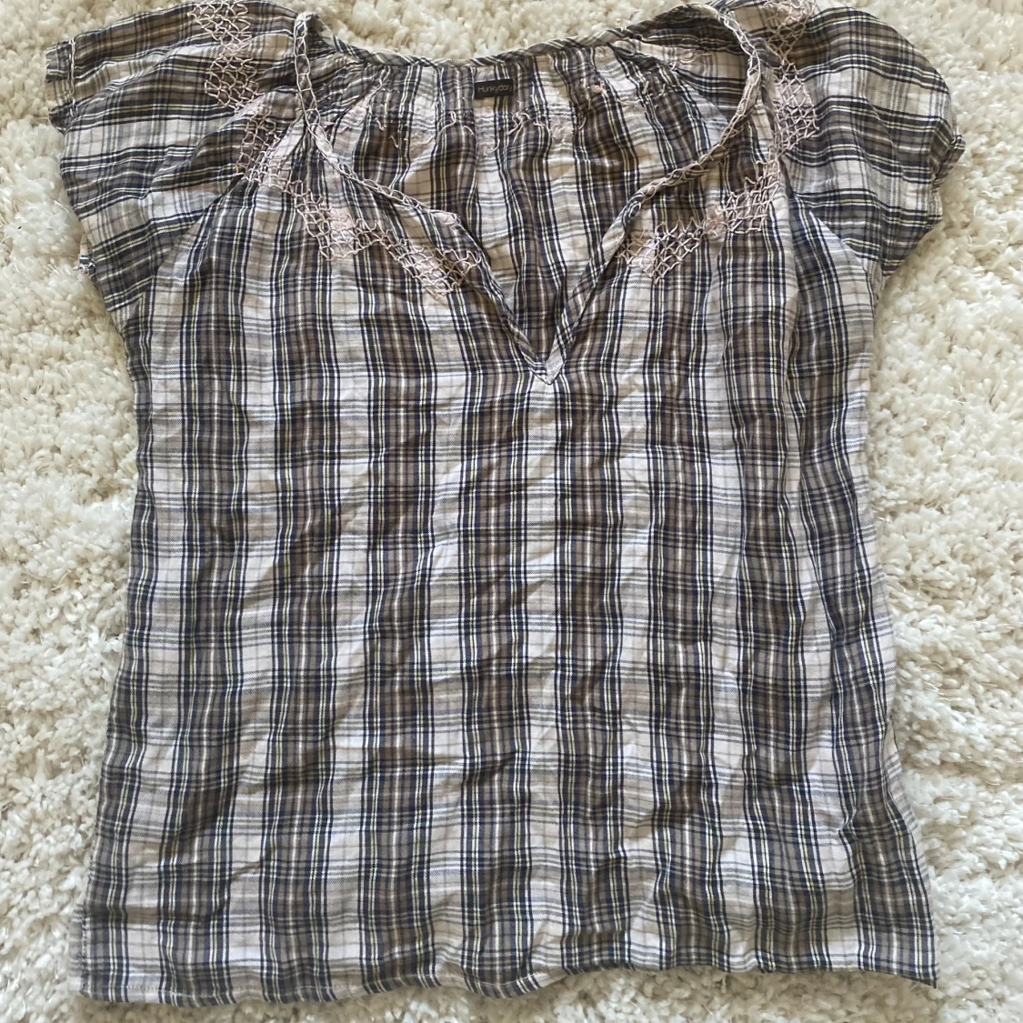 Brun och vit rutig blus med spetsdetaljer - 2