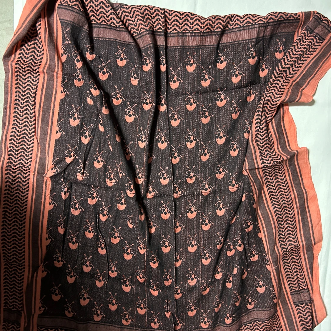 Svart och rosa mönstrad halsduk med döskallar