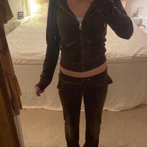Brunt mjukis sett från Juicy Couture - Brunt mjukis sett från Juicy Couture i storklek xs i både byxor och jacka.