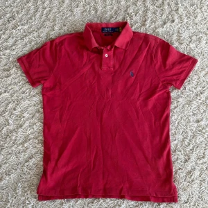 Ralph lauren pike - Röd ralph lauren piké i storlek S. mycket fint skick utan defekter. Skriv vid funderingar