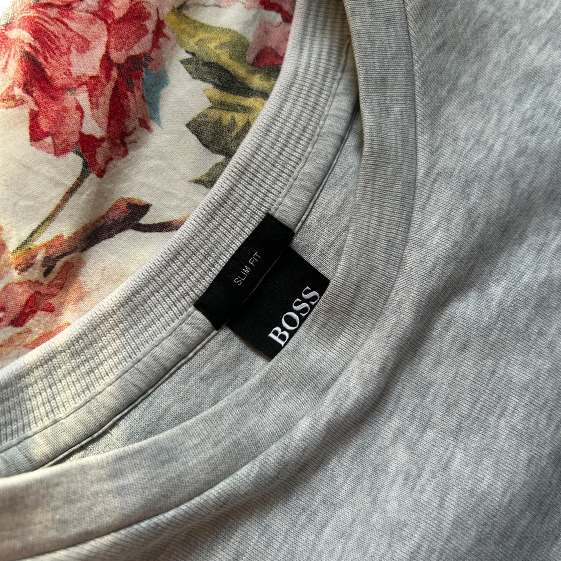 Ljusgrå sweatshirt från BOSS - 1