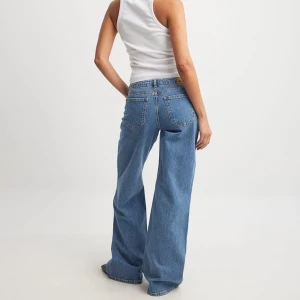 NA-KD jeans - Säljer dessa jeans från NAKD i storlek 36 då de tyvärr inte kommer till användning. De är endast använda ett fåtal gånger. Byxorna är uppsydda så att de nuddar marken för mig som är 165 cm. Skriv privat för fler bilder eller om du har frågor💕