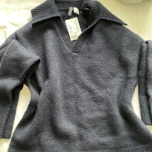 marinblå sweatshirt  - säljer denna marinblåa sweatshirten som aldrig kommit till användning i storlek XS men passar perfekt som S då den är oversized.