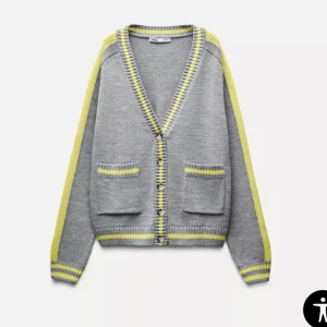 Grå kofta med gula detaljer från Zara - Super fin kofta från Zara som inte kommer till använd längre. Köpt för 399!!💞💞