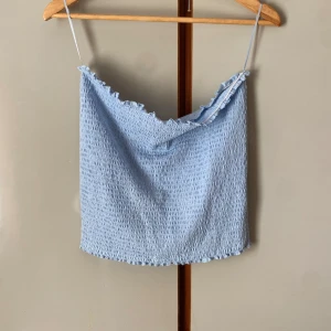 Tub topp - Jättefin tub topp i ett ribb aktigt stretchigt material. Passar super på mig som egentligen bär S-M eftersom att det är stretch. Storlek XL och aldrig använd med lapp kvar. Super fin och skön till sommaren 